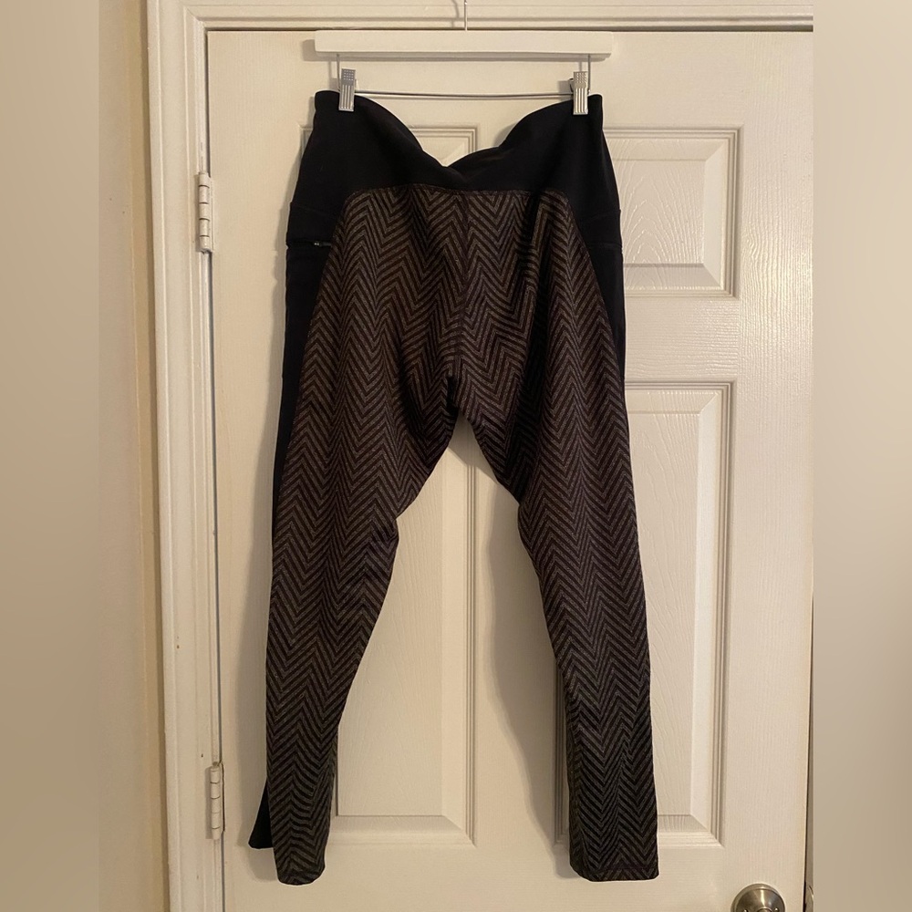 Champion. Black/Gray  Herringbone Leggings. Work Out Pants. XXL. 2 Zip Pockets.
